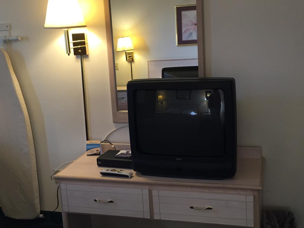 Super 8 By Wyndham Willcox Motel Room photo