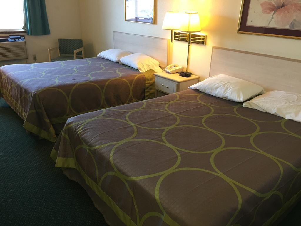 Super 8 By Wyndham Willcox Motel Room photo