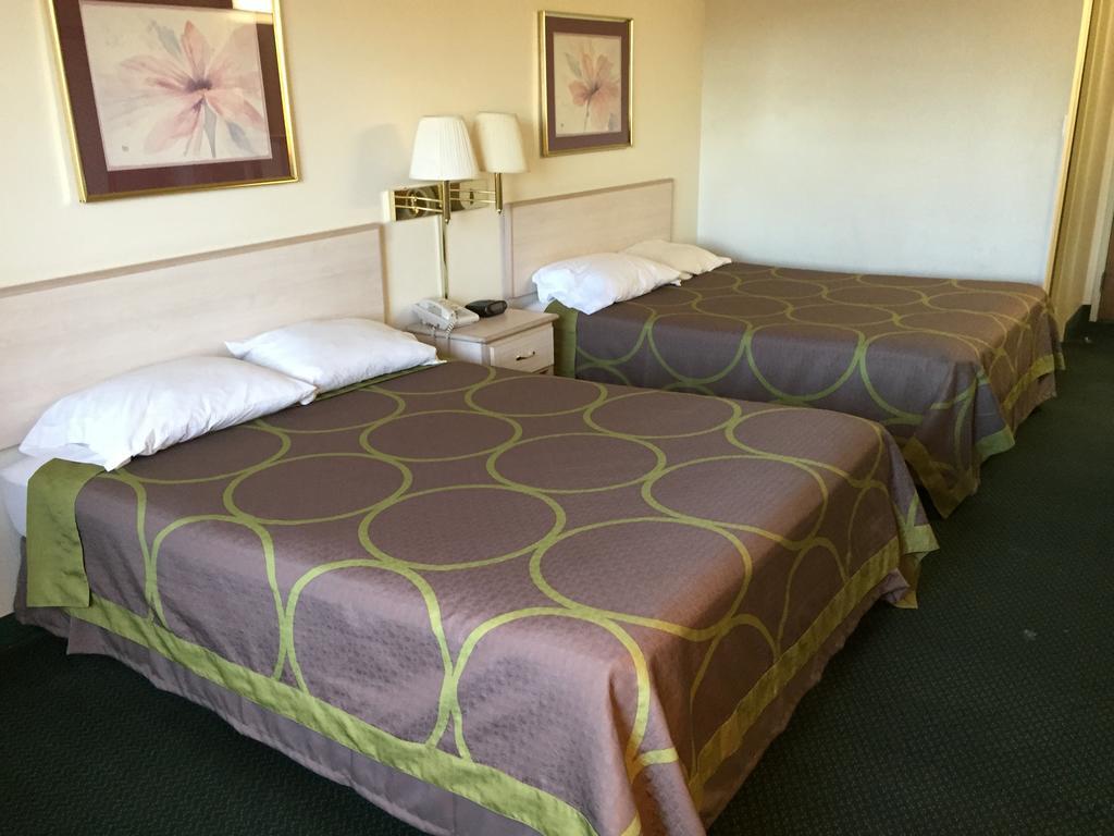Super 8 By Wyndham Willcox Motel Room photo